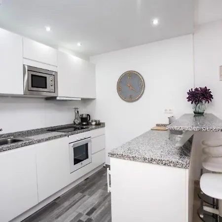Apartment Estepona Marina, Modern Apartment, Sea Views, Balcony, Sleeps 6, Family Friendly *