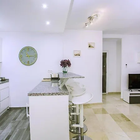 Estepona Marina, Modern Apartment, Sea Views, Balcony, Sleeps 6, Family Friendly Apartment *