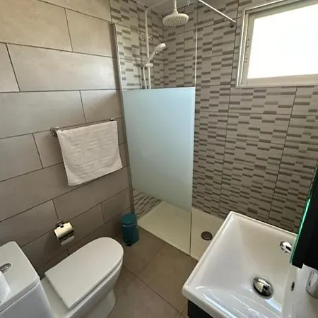 Marina, Modern Apartment, Sea Views, Balcony, Sleeps 6, Family Friendly 埃斯特波纳